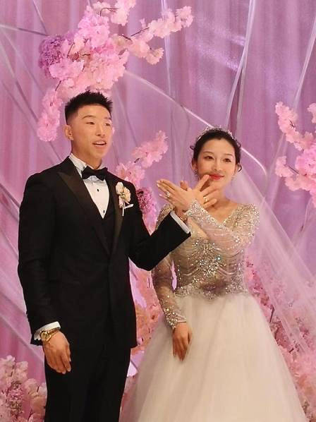 烧饼本名朱云峰,2017年11月17日和妻子郑胡昕结婚登记,次年举办婚礼