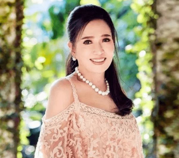 原创泰国冻龄奶奶太美74岁高龄像30岁与孙子合照误会大了