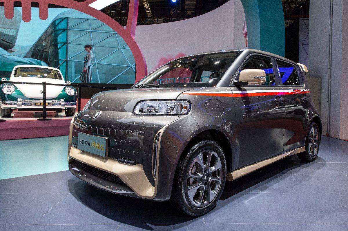 欧拉白猫小野猫版成车展颜值c位23寸高清大屏秒获赞