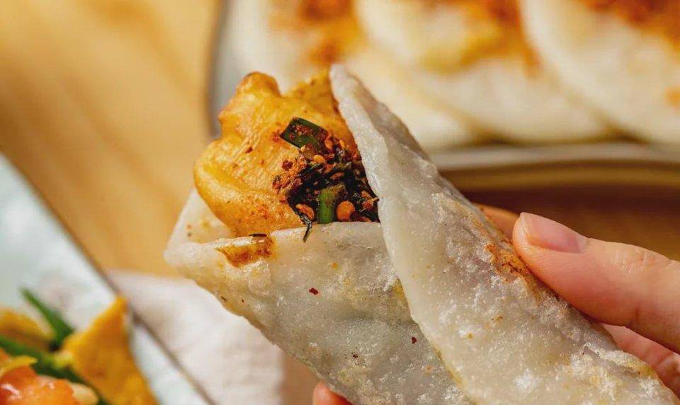 大饵块烤了,抹酱裹馅,夹上油条,腌菜,就是一份好吃管饱的地道早餐.