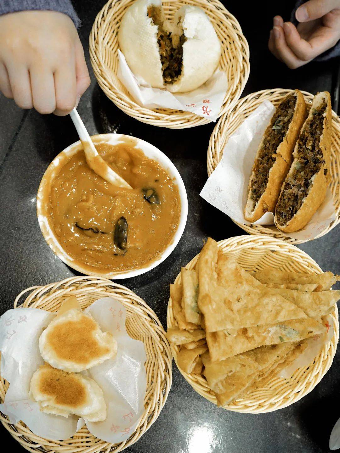在等待牛肉盒子的间隙最早端上桌的胡辣汤表面已由