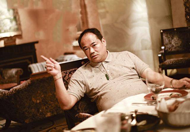 何鸿燊干儿子何大志现身,打扮素朴似包工头,与崩牙驹关系匪浅_澳门