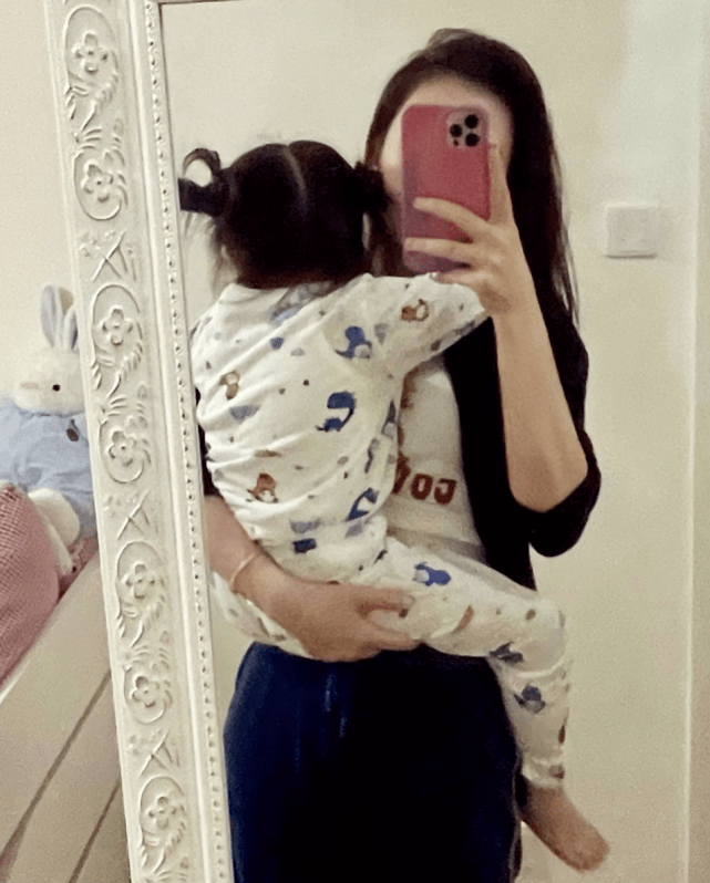 方媛深夜晒母女同框,单手抱娃妈妈力max