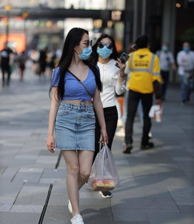 秋季牛仔短裙怎么搭_牛仔短裙穿搭夏季女