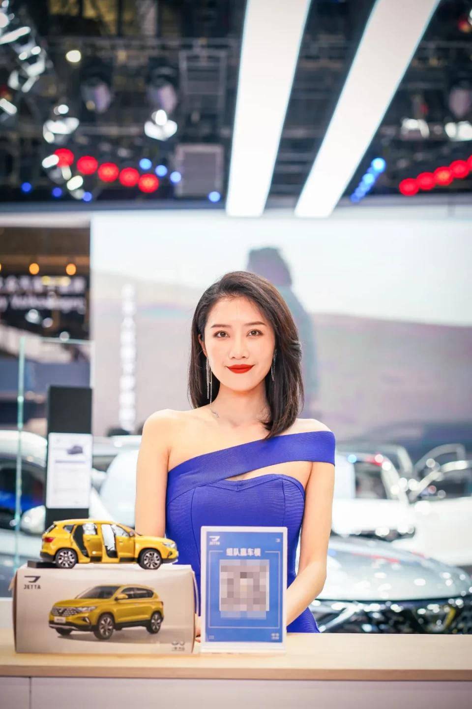 点击进入看图评论 图赏:上海车展上的车模小姐姐们(图29)