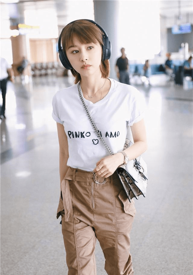 飞机场的女生可以穿t恤吗 7386ed1421fd455e982b04aa2288430e.png