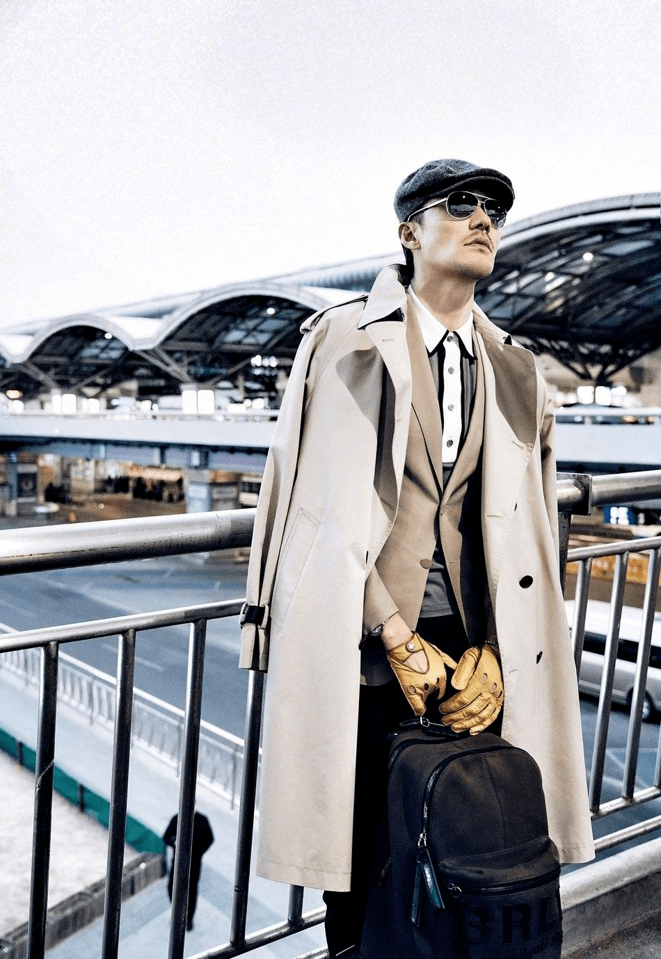 原创胡兵高级男人味绝了,风衣叠穿西装潇洒有范,力压同框的贝克汉姆