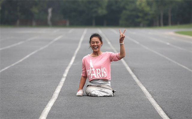 河南无腿女孩王娟曾6岁失去双腿如今用手走进大学