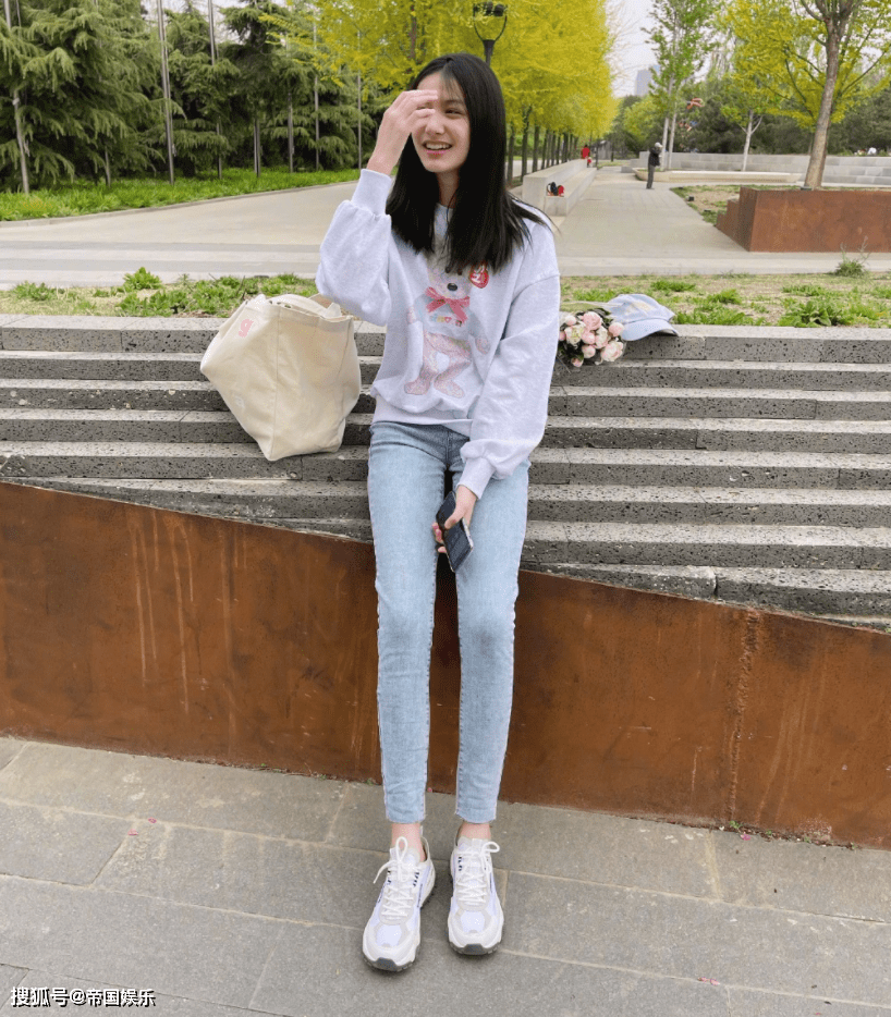 原创小小龙女长大了才13岁身高已达到170腿长不输关晓彤