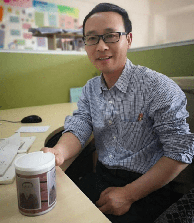 原创学生晒各科老师的水杯走红数学老师独具匠心地理老师领异标新