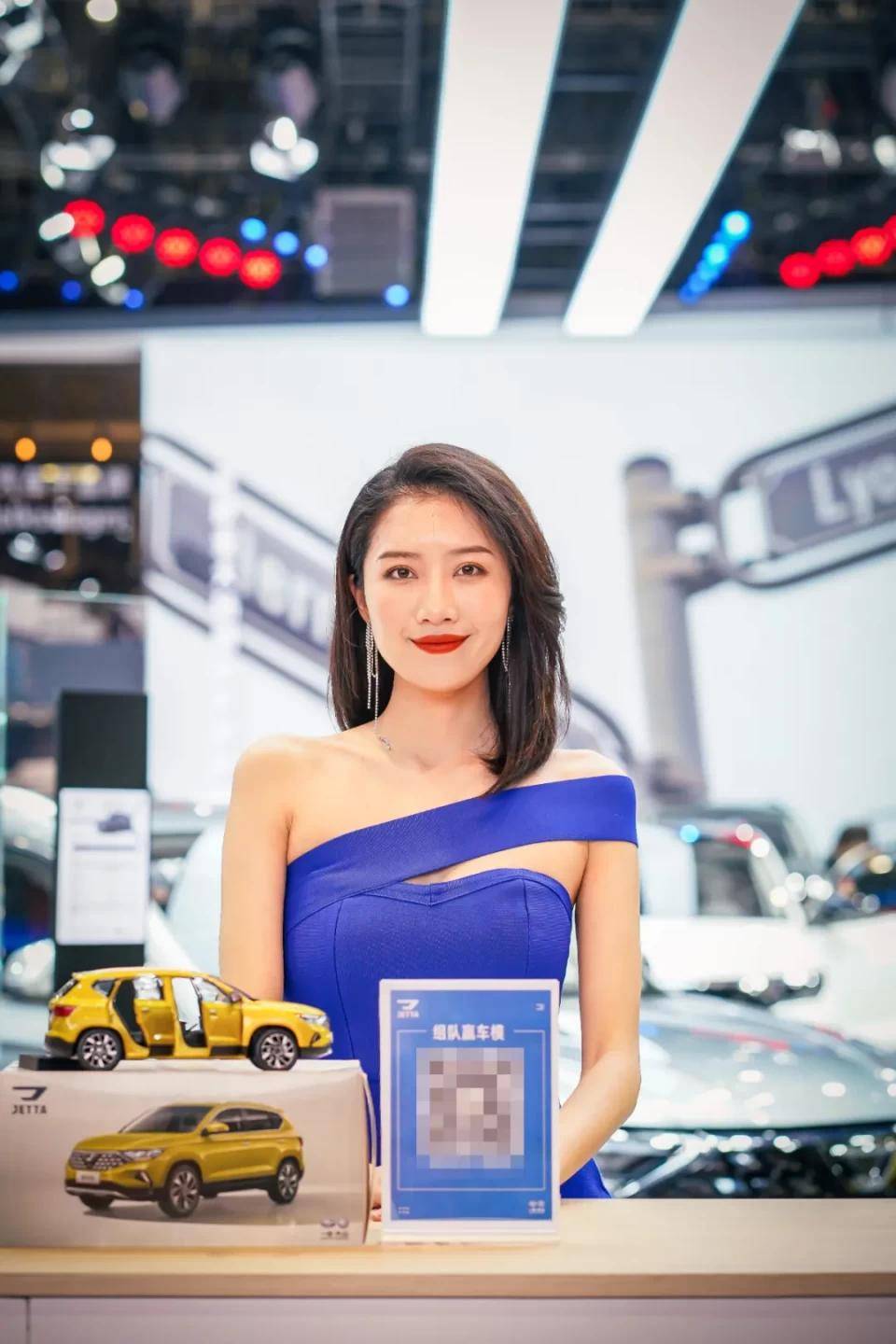 点击进入看图评论 图赏:上海车展上的车模小姐姐们(图28)