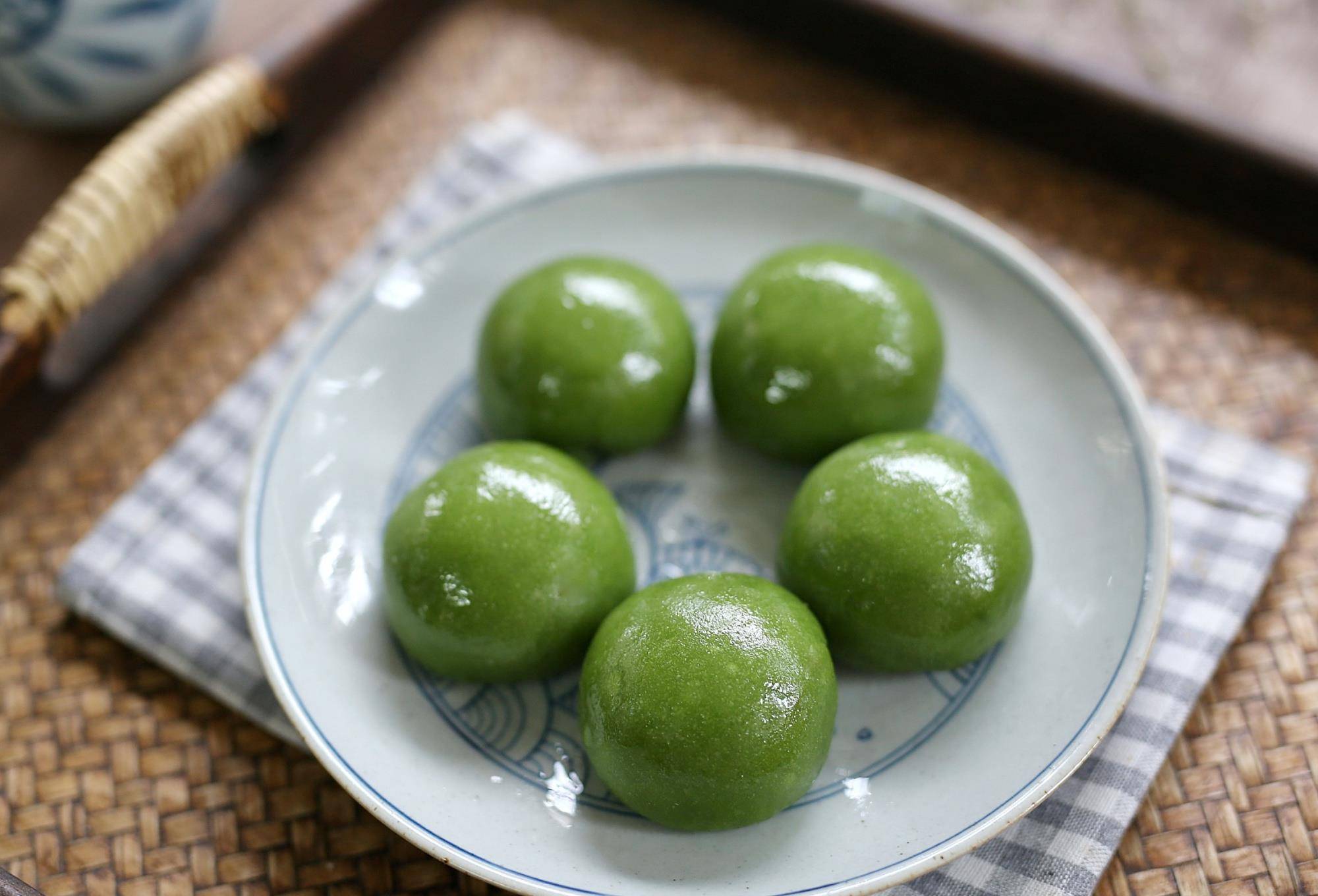 【抹茶蜜豆糯米团】材料:糯米粉100克,白糖35克,牛奶180克,玉米淀粉30