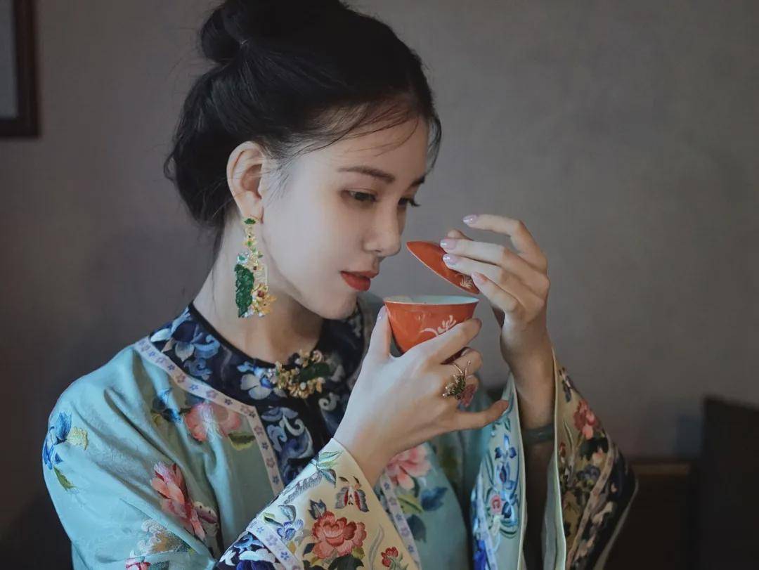 原创独立珠宝设计师智灵珠宝工作室创始人2015年毕业于新加坡南洋