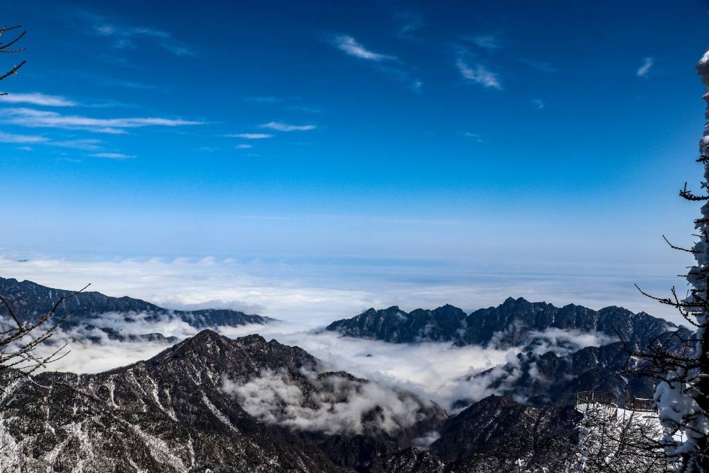 四月的太白山 春雪与云海交织如画