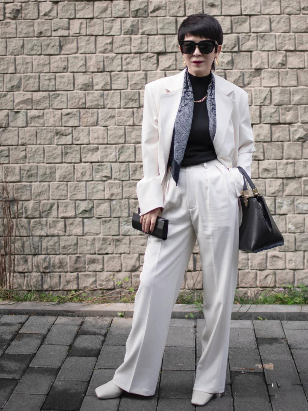 原创黑白配才是最高级的搭配瞧这些50女人的穿搭简约显年轻