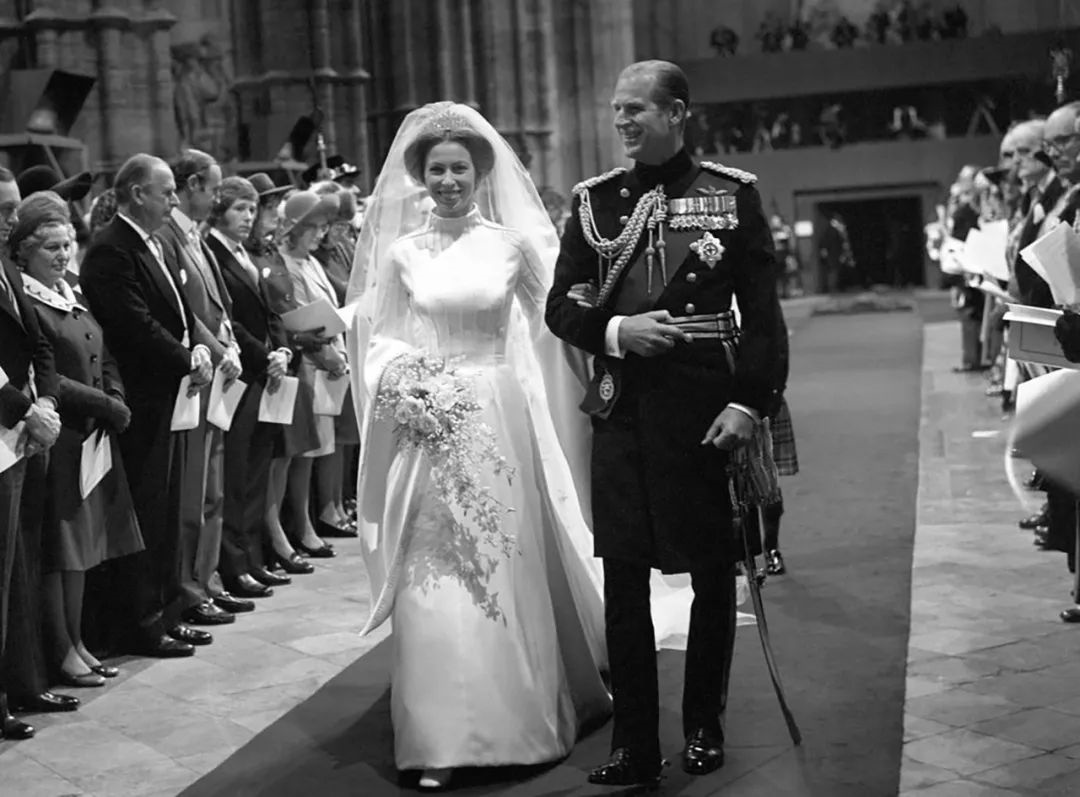 原创安妮公主痴恋卡米拉前夫出轨侍卫将二婚丈夫当仆人却受宠一生