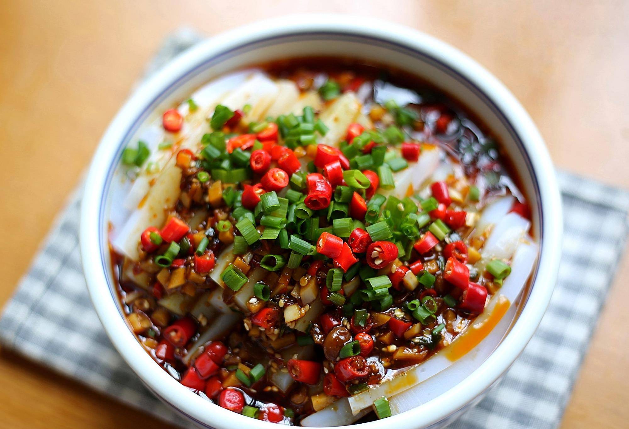 原创一碗淀粉6碗水,教你凉粉家常做法,劲道爽滑,味道不输买的