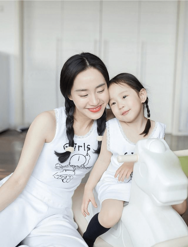 王智和3岁女儿穿亲子装,扎同款小麻花辫,温馨又幸福_妈妈