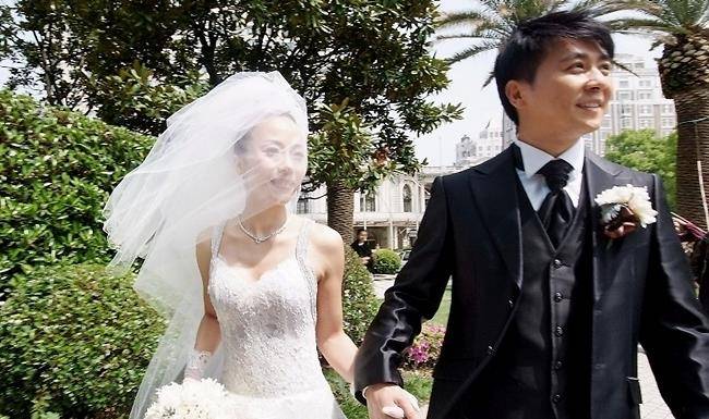 达近十年的恋情,对方是出演过《外来媳妇本地郎》等剧的女演员黄慧颐