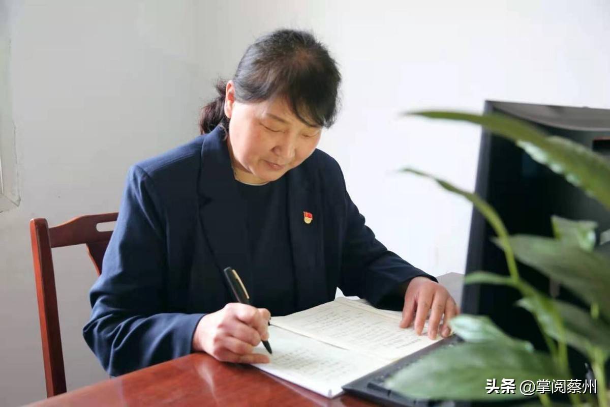 "这意味着教师必须具备奉献,敬业精神,刘玉老师就是这样一位教师典范