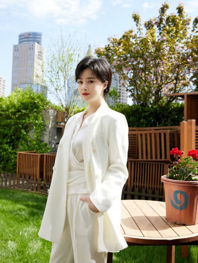网友偶遇蒋欣杨烁拍戏,杨烁拉衣角撒娇用“锁喉杀”