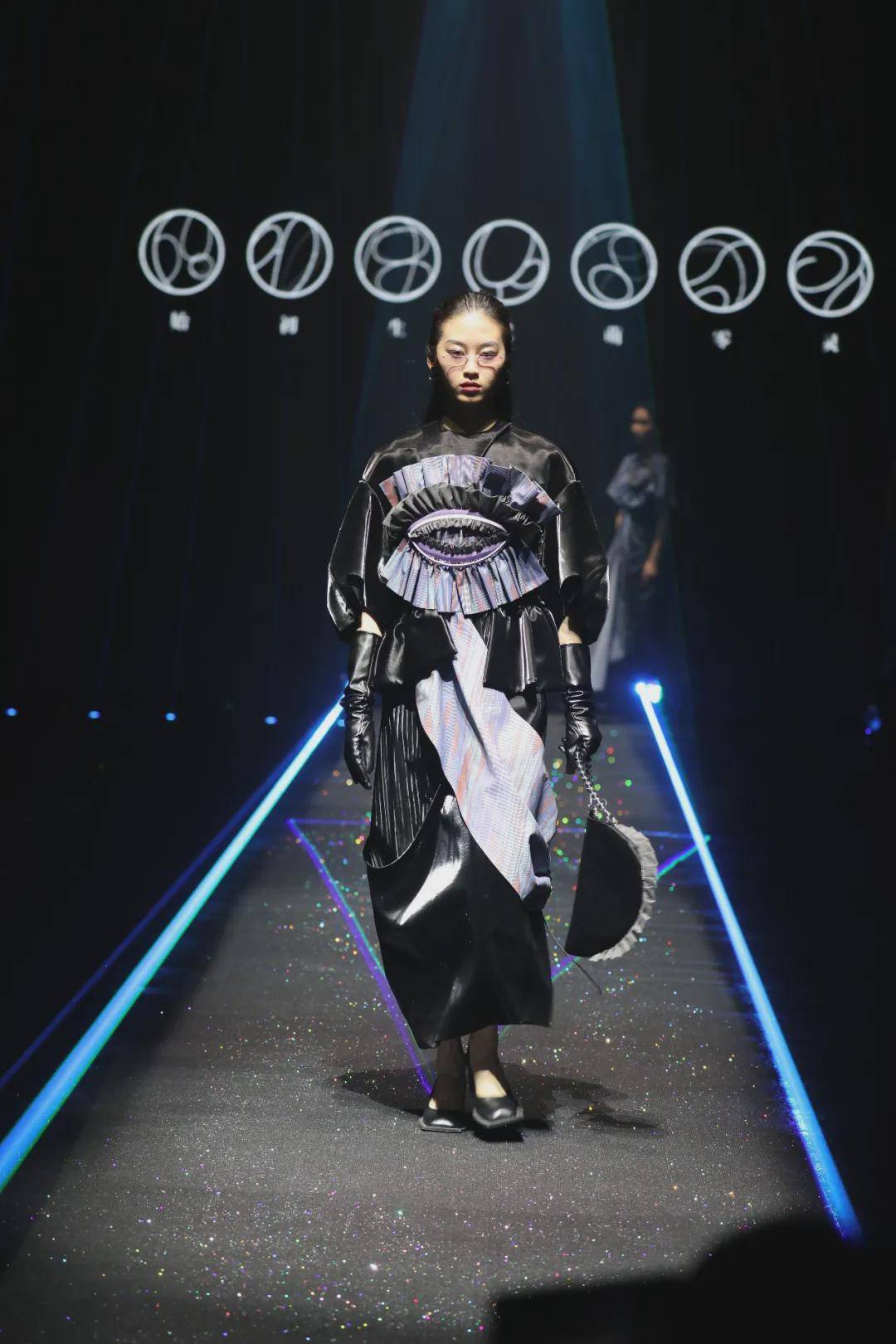 2021北京服装学院时装周启幕设计新锐为美好生活发声