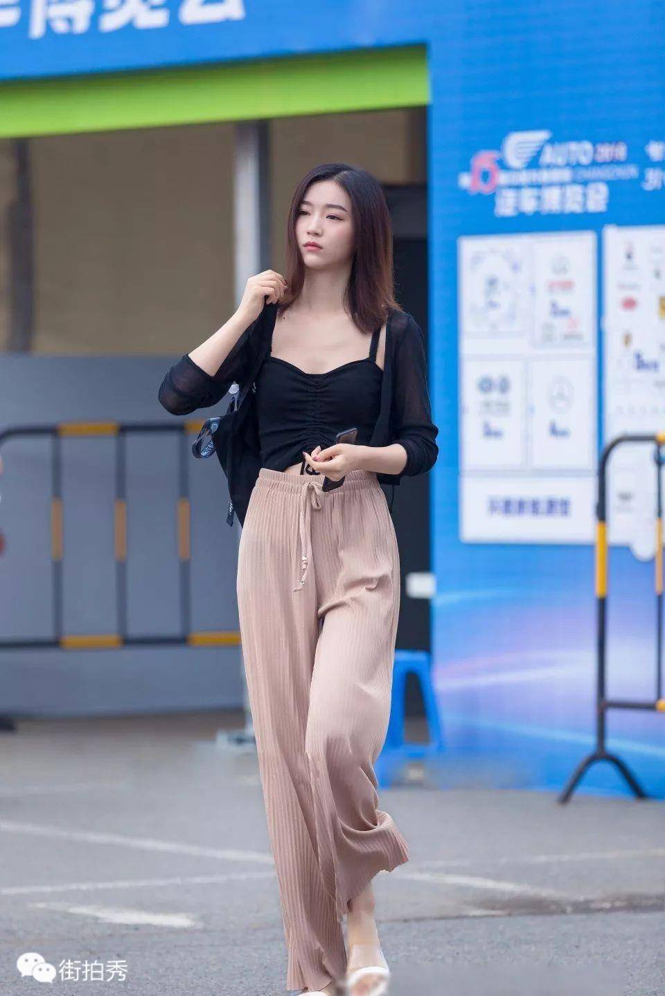 红色吊带内搭穿搭 cf37401c5abc471dbe0a08e86299fc7f.jpeg