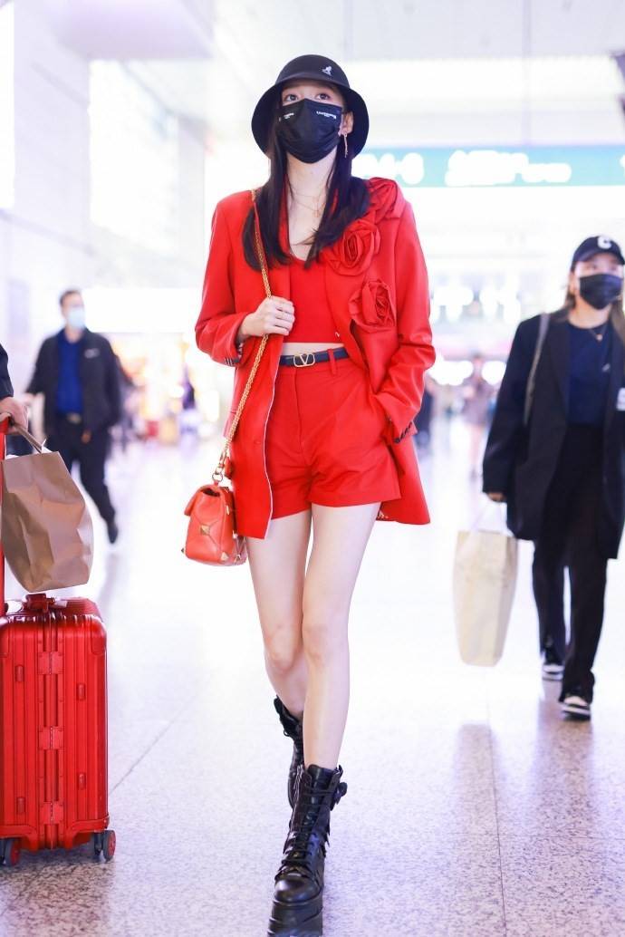 难怪是鹿晗多年不变的初心，关晓彤穿红西装走机场，漫画腿真抢镜