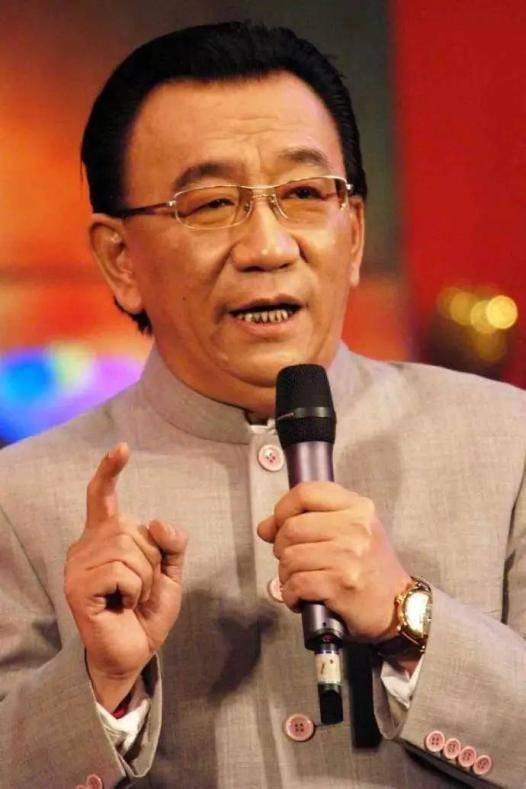 他的儿子侯军曾在参加综艺节目时表示,生儿子那天我爸侯耀华一夜没睡