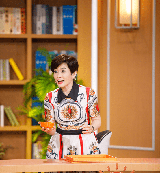 原创黄国伦的现任妻子挺有才的长相精致衣品也不错两人站一起真配