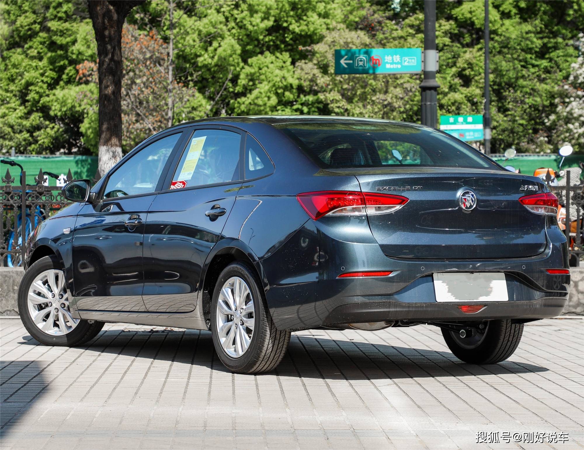 8万元买辆自动挡轿车,国民家轿帝豪gl和合资优秀生英朗你选谁?