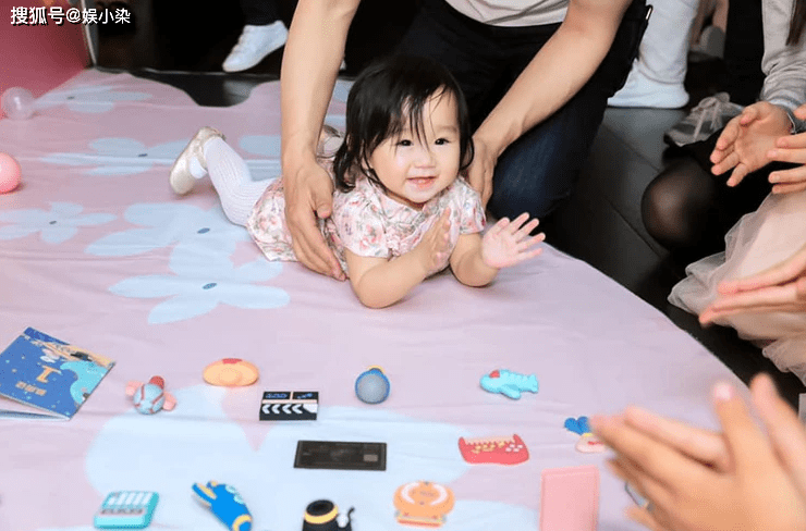 黃舒駿曬女兒週歲宴會照一家四口幸福美滿林熙蕾攜家人出席