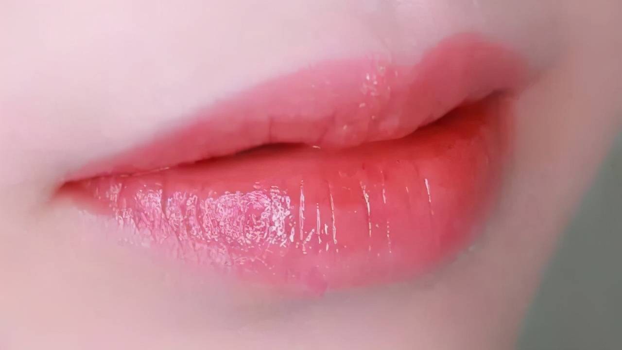 薄涂是十分美妙的水红色,若有似无的光泽感甚是撩人.