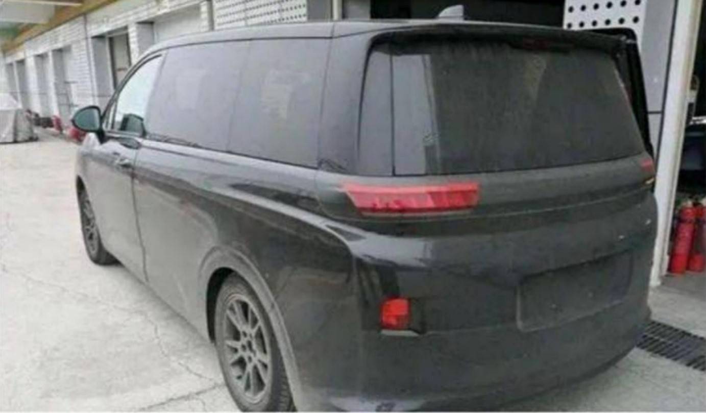 疑似比亚迪全新mpv谍照或命名为夏主打高端市场