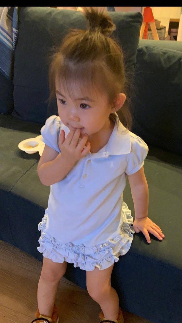原创陈冠希女儿近照曝光,越长越清秀,网友:撞脸甜馨和张柏芝