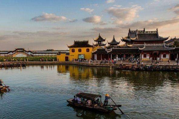 这个古镇叫做"玉都古城",在鞍山的岫岩县,这个县城的发展还是很不错的