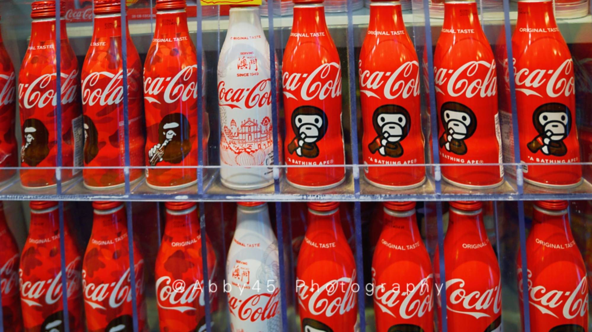 大部分的可口可乐瓶只展示不售卖,也有部分商品是可以出售的.