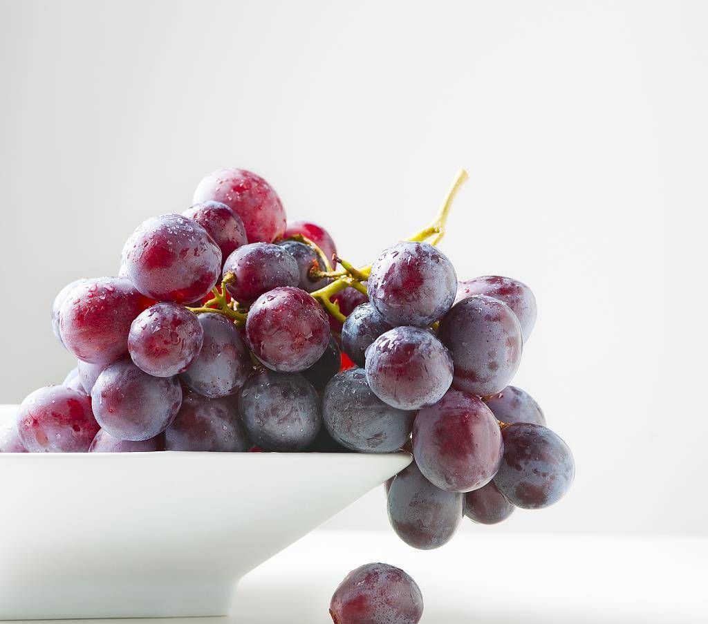 买葡萄时,挑个头大的还是个头小的?教你正确方法,别再挑错了_水果