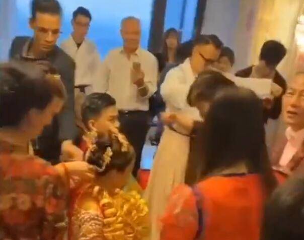 原创金光闪闪的新娘！广东一婚礼现场，新娘被满身挂满的首饰抢了风头