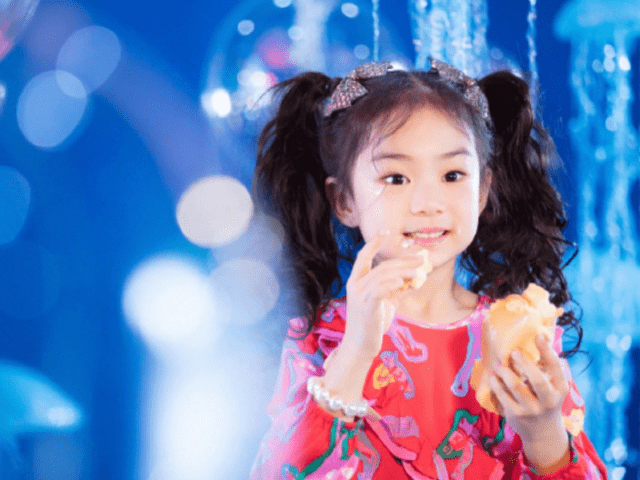 李承铉的女儿真会长!继承戚薇高颜值,小小年纪容颜精致大方!_lucky