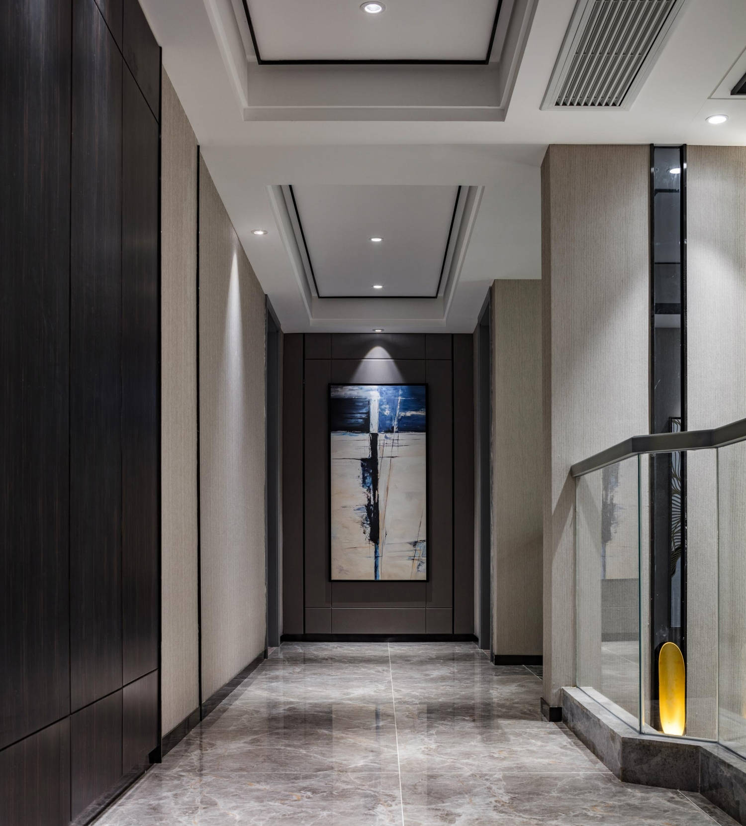 餐厅做了简单的吊顶,造型吊灯装饰以及黄色椅子增加了空间的自然活力