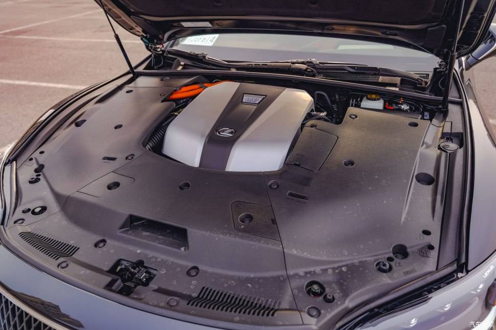 5t的双涡轮增压发动机,依然采用的是熟悉的混动系统,它由一台3.