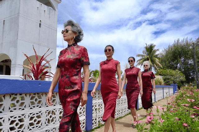 原创旗袍奶奶重新定义中国大妈集体穿旗袍走秀70多岁惊艳时光