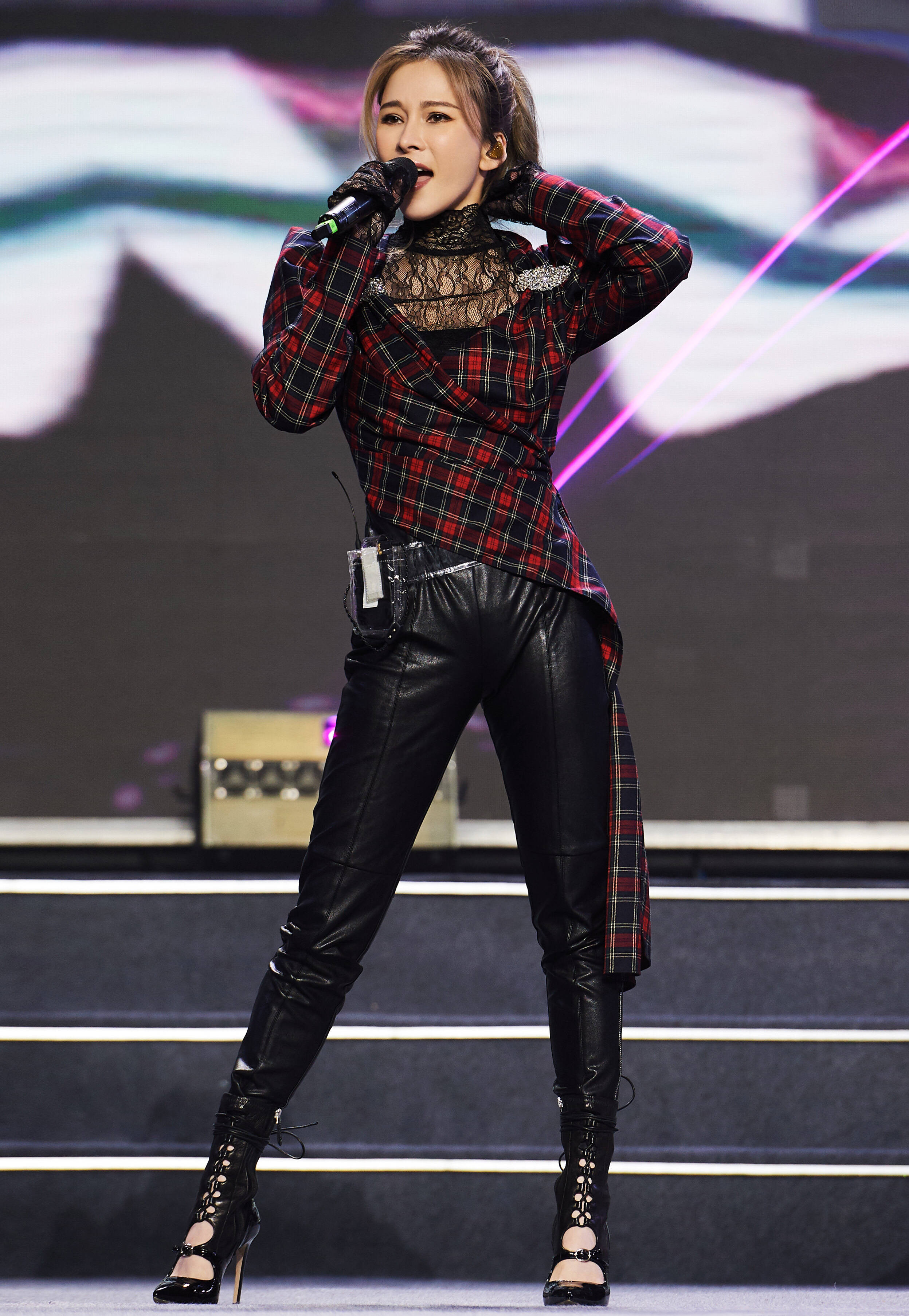 温岚与医护暖心合唱《夏天的风》 致敬最美白衣天使