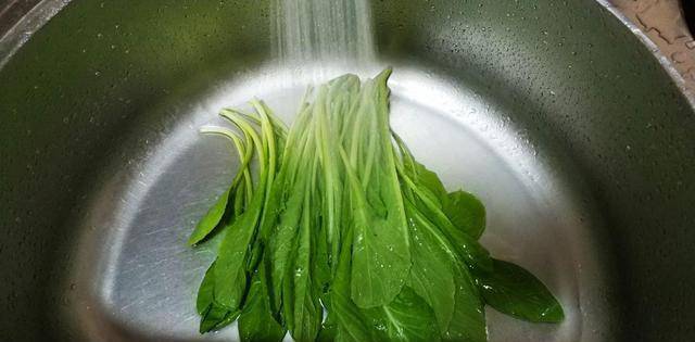 吃了多年的小鸡炖蘑菇,换个做法炖乌鸡,食材丰富,汤甜肉滑_青菜