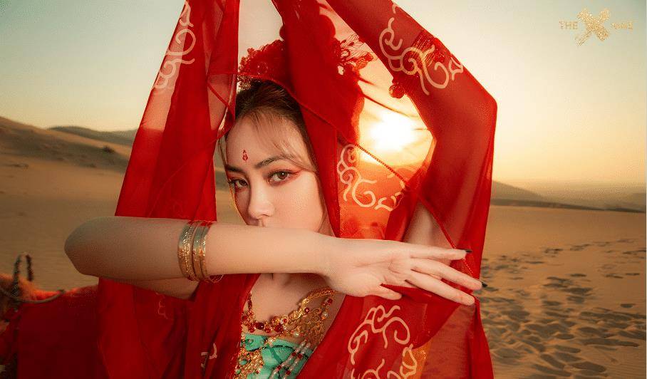 在《登场了敦煌》当中,谢可寅就扮上了敦煌的飞天造型,简直不要太过