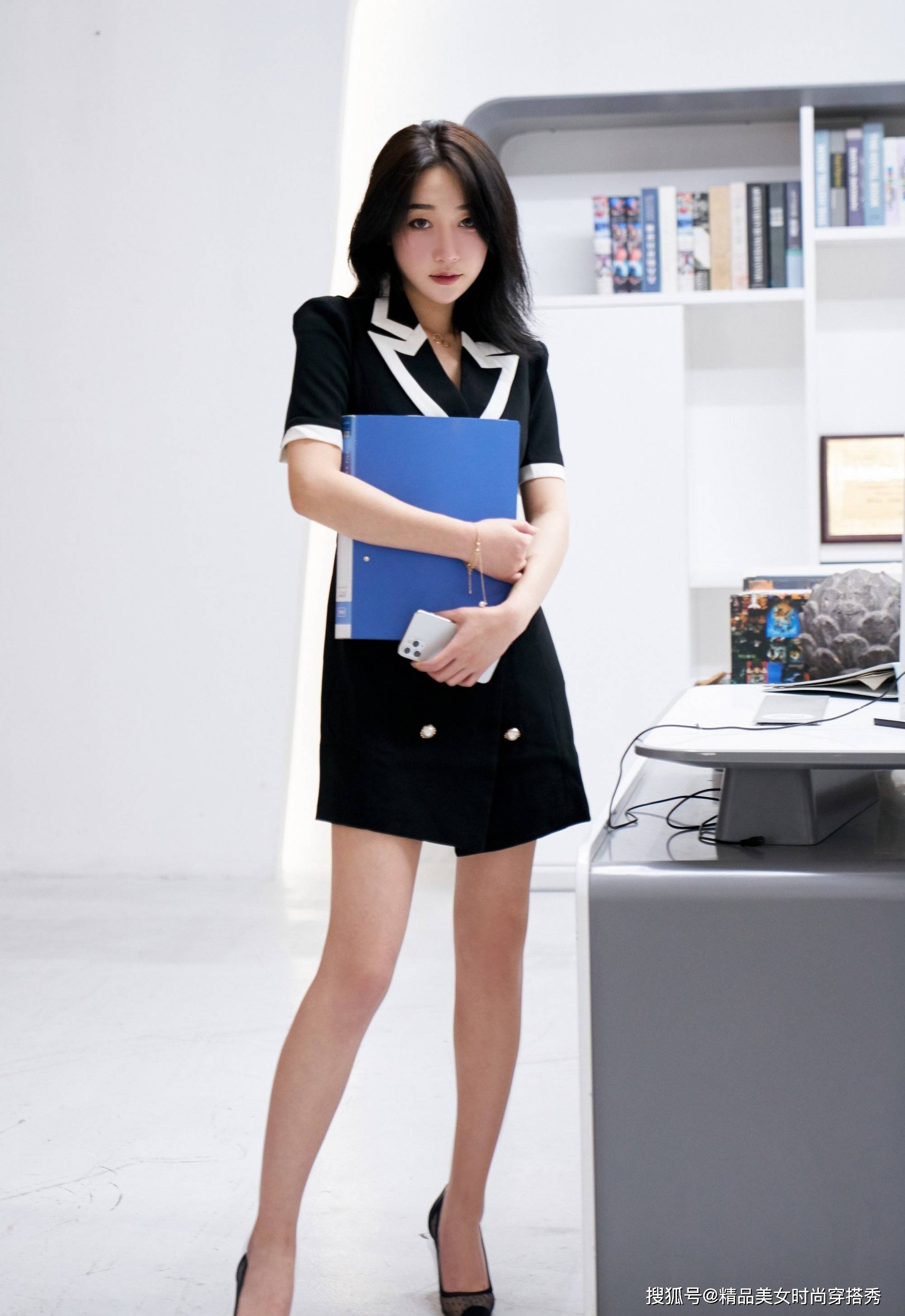 西装裙搭配黑色高跟鞋,干练的ol气质十足,整体黑白配色经典时髦