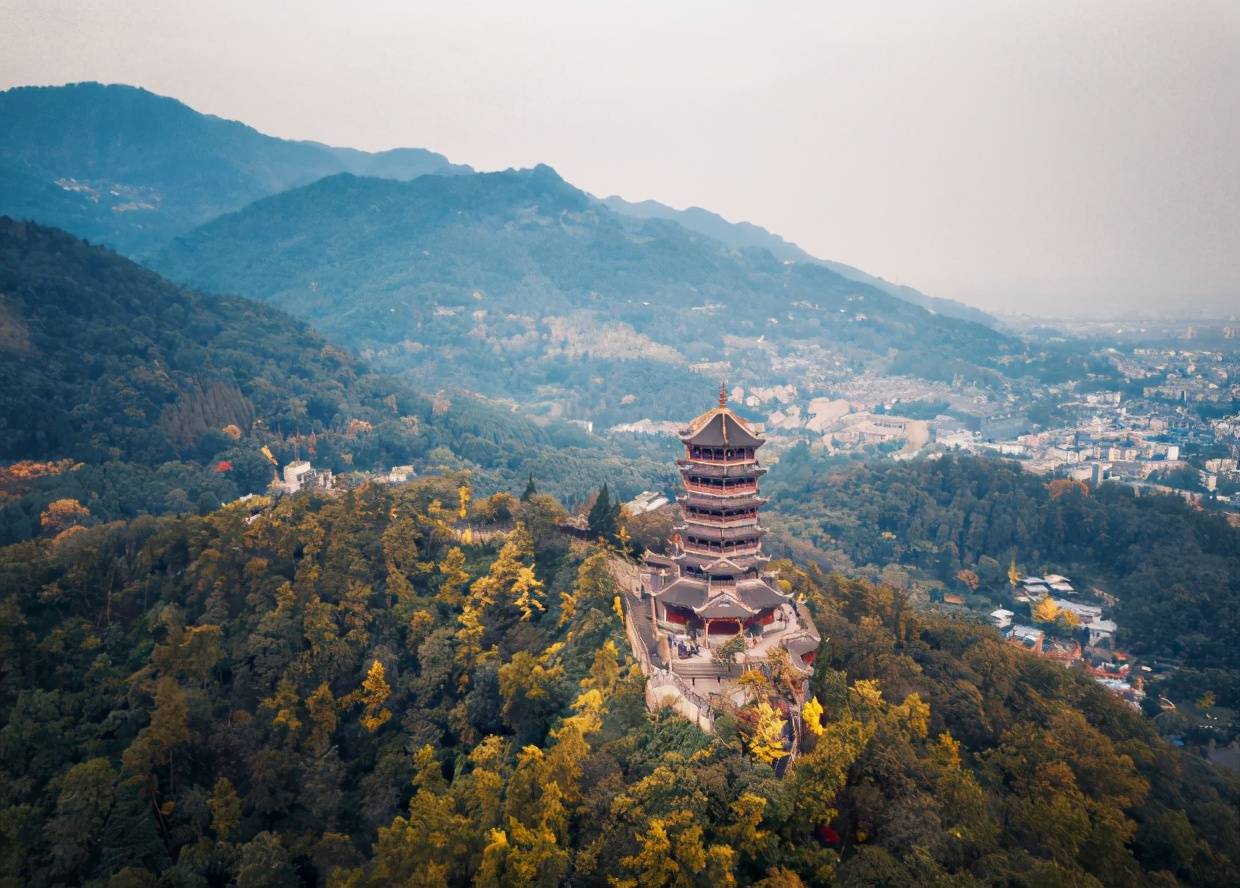 同時還將自己打造成了中國最美旅遊城市,境內3000多年的金沙遺址,歷史