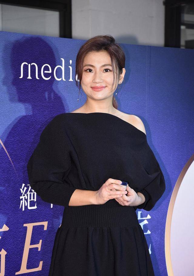 原创she大公主任家萱穿单肩小黑裙亮相活动39岁美得优雅从容