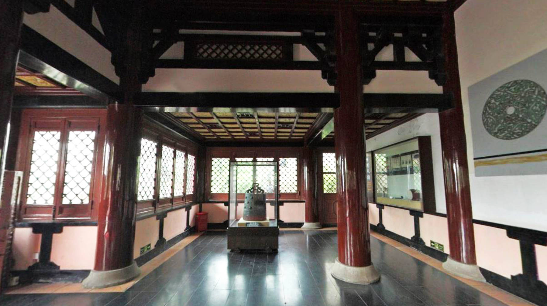 游览武汉东湖在磨山上探访一座楚国古风建筑鸟瞰湖景的好地方